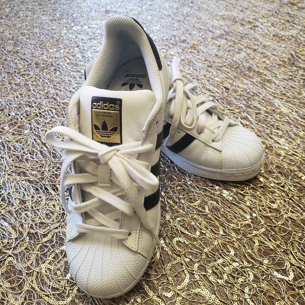Adidas 5Y Superstar white and Black Tennis shoes